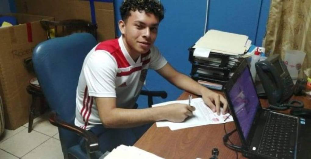 Erick Gunera: El mediocampista hondureño llegó a un acuerdo para jugar en el Vida de La Ceiba. El joven cuenta con 16 años de edad y regresa a Honduras luego de un paso breve en Estados Unidos.