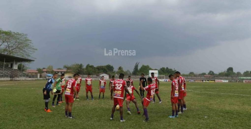 Hace algunas semanas comenzaron los trabajos de topografía para la reconstrucción de la máxima instalación deportiva de Tocoa .