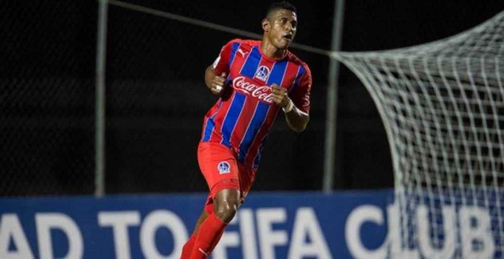 Carlo Costly - delantero del Olimpia. Marcó dos goles contra el Police United.