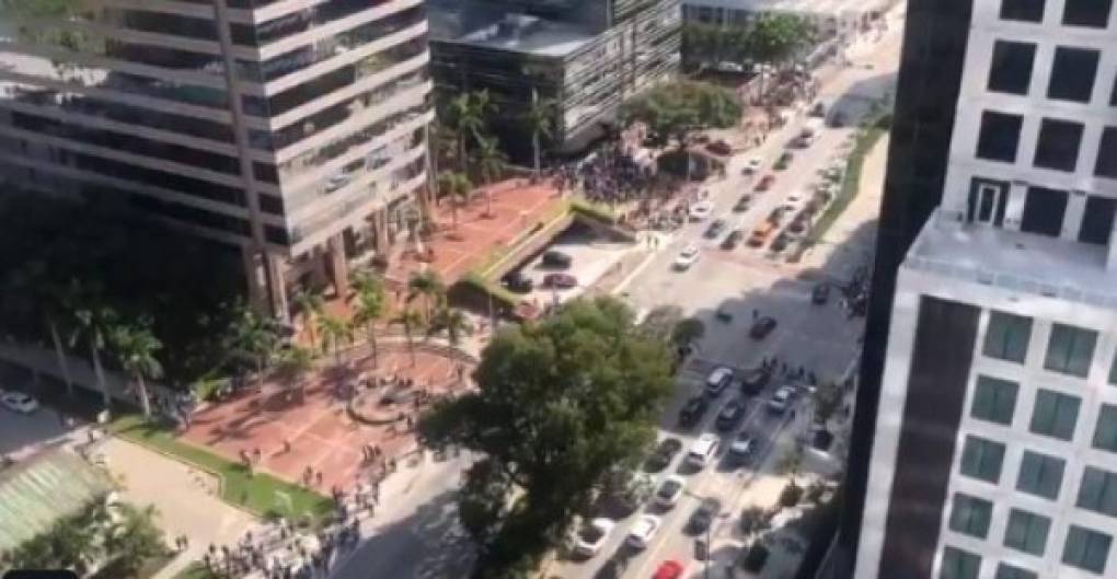 En Miami, Estados Unidos, cientos de ciudadanos se sorprendieron por el sismo de 7.7 que sacudió este martes el mar Caribe, entre Cuba y Jamaica.