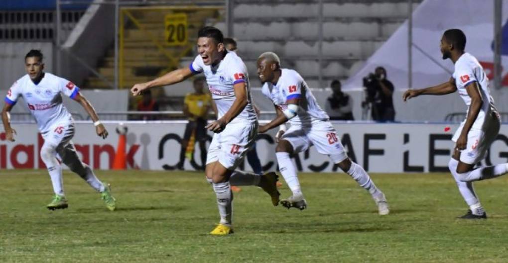 Los jugadores olimpistas corren emocionados a celebrar el golazo de Deiby Flores.