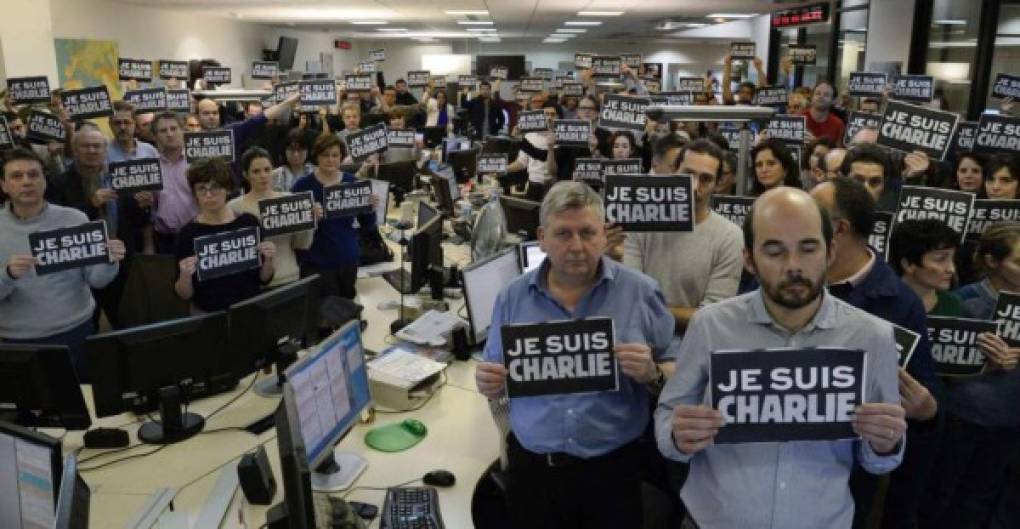 En París, 35.000 personas acudieron a la céntrica plaza de la República, no lejos de la sede de Charlie Hebdo, según la policía.