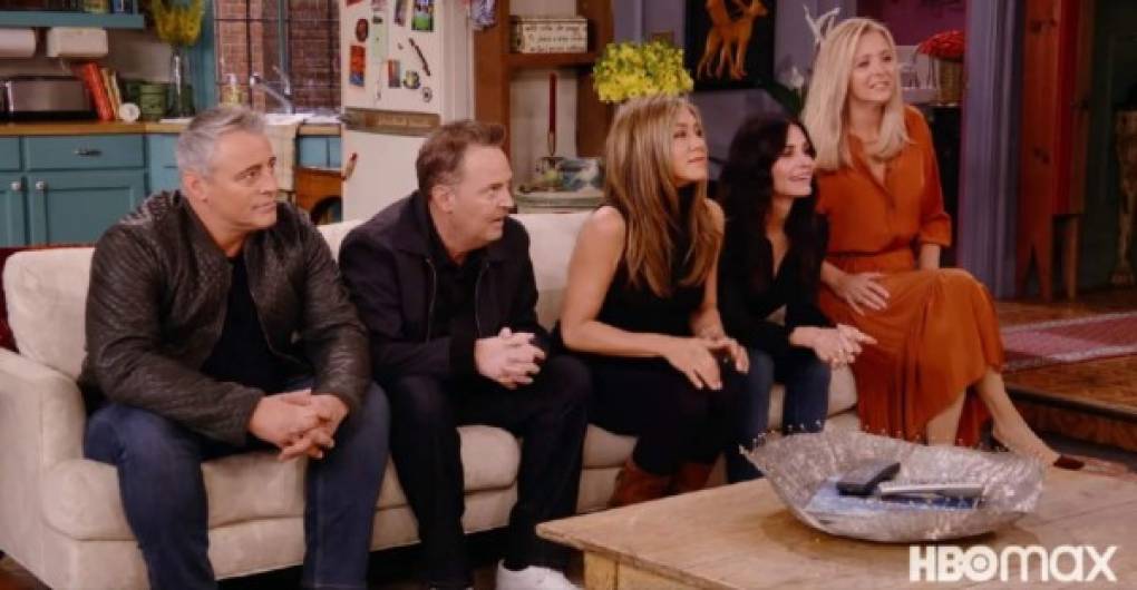 'Bueno, dónde está la caja de los pañuelos'. Así resume Aniston, nada más empezar el programa, el alto contenido emotivo, de lágrimas y de recuerdos en el que se basa 'Friends: The Reunion'.