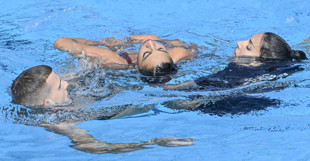 Anita Álvarez no respiraba, mientras que Andrea Fuentes se esforzaba en abrirle la boca manteniendo la cabeza de lado, mientras que el salvavidas colocó el cuerpo de la nadadora bocarriba.
