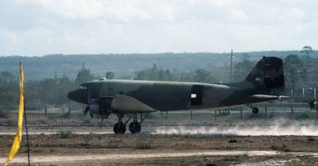 25 DE JULIO DE 1977<br/>Un Douglas C-47 de la Fuerza Aérea Hondureña se accidenta al tratar de aterrizar en una pista cerca de la ciudad de Yoro, con un saldo de 25 muertos entre los 40 a bordo de la aeronave.