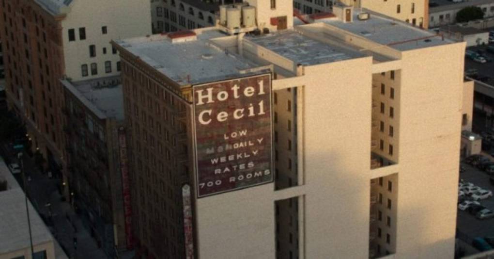 El documental de Netflix centra su atención en la escena del crimen, el Hotel Cecil, abierto en 1927 y reconocido por su espeluznante historia llena de crímenes suicidios y otros hechos siniestros que hicieron que se ganara el calificativo de 'hotel muerte'.