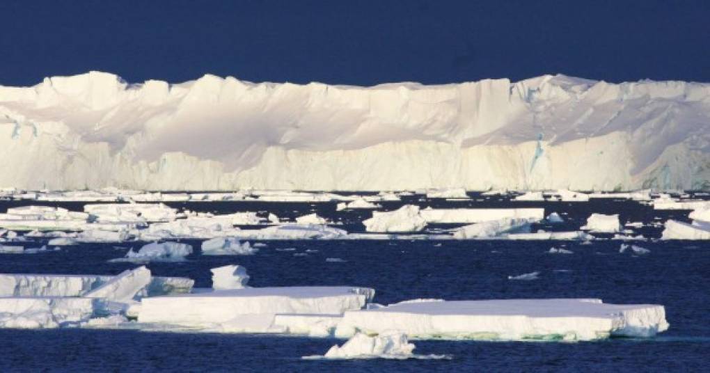 Y, el 17 de junio, en un solo día, Groenlandia perdió 3,700 millones de toneladas de hielo, según estimaciones del mismo instituto. Desde comienzos de junio, la pérdida alcanza a los 37 mil millones de toneladas, según señaló en su cuenta en la red Twitter Xavier Fettweis, climatólogo de la Universidad de Lieja (Bélgica).