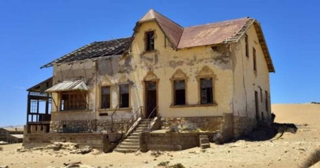 Kolmanskop, Namibia<br/><br/>Esta antigua localidad fue el hogar de mineros alemanes que buscaban riquezas y prosperidad. Con el tiempo, la arena ha invadido las casas y llenado sus habitaciones, convirtiéndolas en uno de los lugares más sobrenaturales que cualquier turista podría visitar… se dice que algunos fantasmas habitan el lugar.<br/>