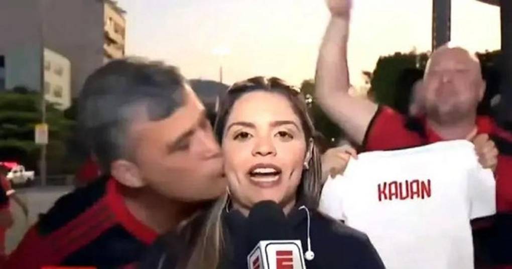 El aficionado del Flamengo se acercó demasiado y aprovechó para darle un beso en la mejilla a Jéssica Dias.