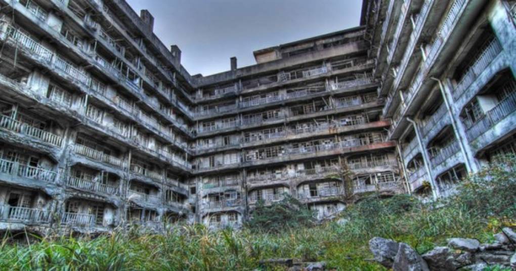 Isla de Hashima, Japón<br/><br/>También conocida como Gunkajima (Barco de Guerra), esta instalación minera abandonada es una sobrecogedora selva de edificios de cemento que se desmigajan y los restos cubiertos de polvo que abandonaron sus habitantes. Lleva desocupada desde 1974, cuando la gente se vio obligada a marcharse ya que el lugar era tan inhóspito que era difícil vivir allí.