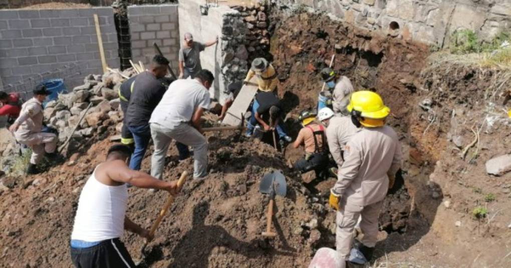 El Cuerpo de Bomberos trasladó una primera unidad de socorristas y más o menos una hora después del deslave, el primer trabajador fue rescatado.