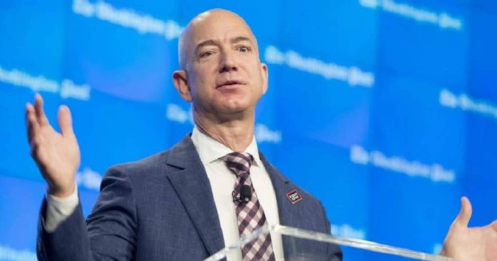 El fundador de Amazon, Jeff Bezos, encabeza por cuarto año consecutivo la lista de las personas más ricas del mundo que elabora la revista Forbes seguido por el fundador de Tesla, Elon Musk, que ha saltado 29 puestos, y del máximo ejecutivo del conglomerado de lujo LVMH, Bernard Arnault.