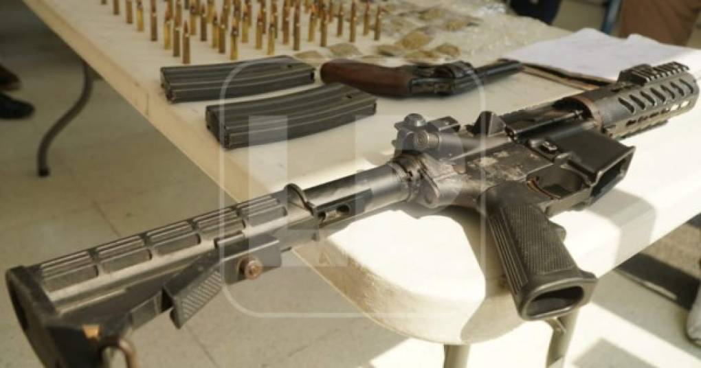 Un fusil AR-15 les decomisaron a los supuestos integrantes de la MS-13. Cabe mencionar que el uso de esta arma es prohibido por la justicia hondureña.