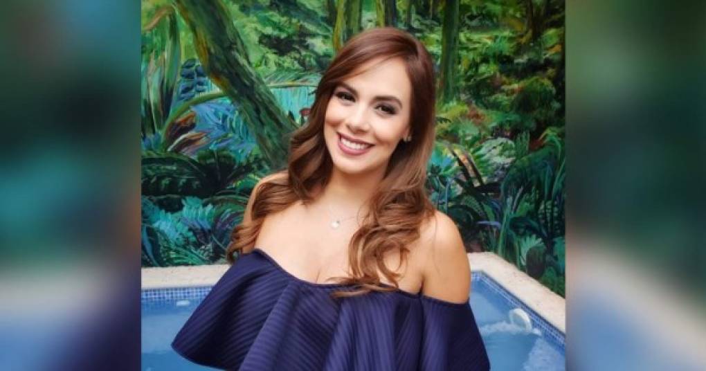 Paola Lazzaroni, la guapa expresentadora que se retiró repentinamente de la televisión, compartió con sus seguidores una postal de ella con su familia.