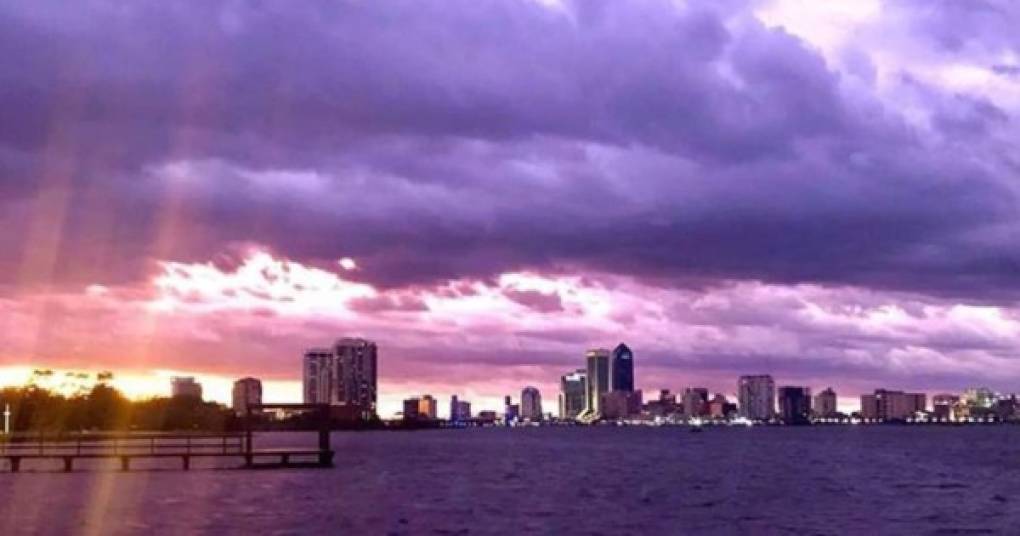 Varios residentes de diferentes partes de Florida publicaron en sus redes sociales diversas fotografías del exrtraño pero hermoso color púrpura que tomó el cielo tras el paso Dorian.