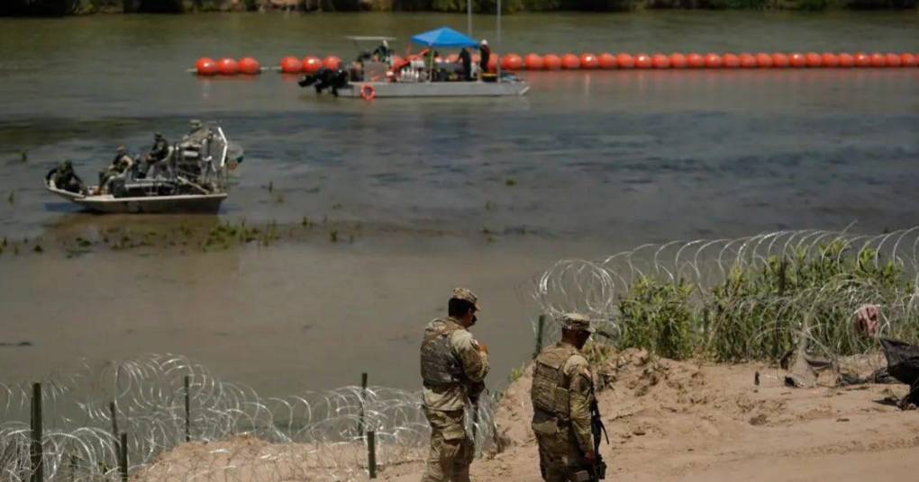 A principios de agosto, las autoridades estadounidenses encontraron dos cadáveres de migrantes flotando sobre el río, cerca de las boyas. Por su parte, el Gobierno de México ha pidido en varias ocasiones a EE UU que retire la barrera, alegando que la mayor parte de las boyas se encuentran en territorio azteca.