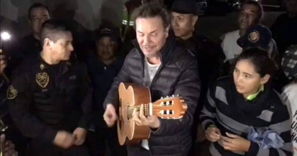 Hace unos días el cantante estuvo conviviendo con la caravana de migrantes que están refugiados en México mientras aguardan la oportunidad para ingresar a Estados Unidos.