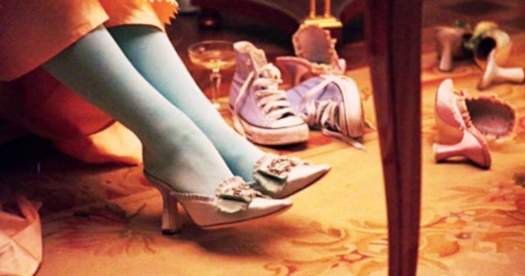 Podemos encontrar un error bastante evidente en la película de Sofía Coppola acerca de la vida de la reina de Francia, Marie Antoinette: las zapatillas deportivas parecen haber sido la última moda entonces.