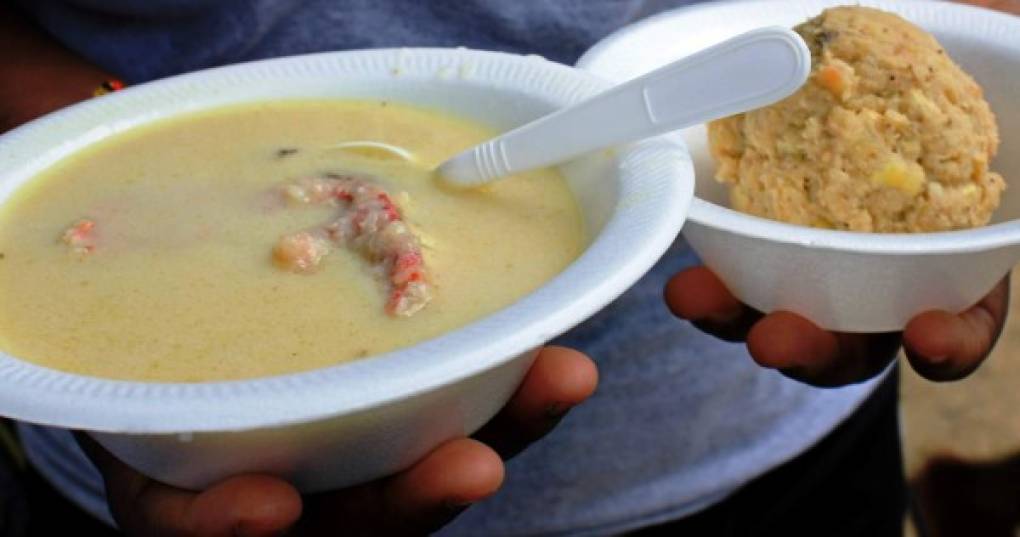 La machuca se prepara a base de plátanos machucados, combinados con sopa de pescado en coco.