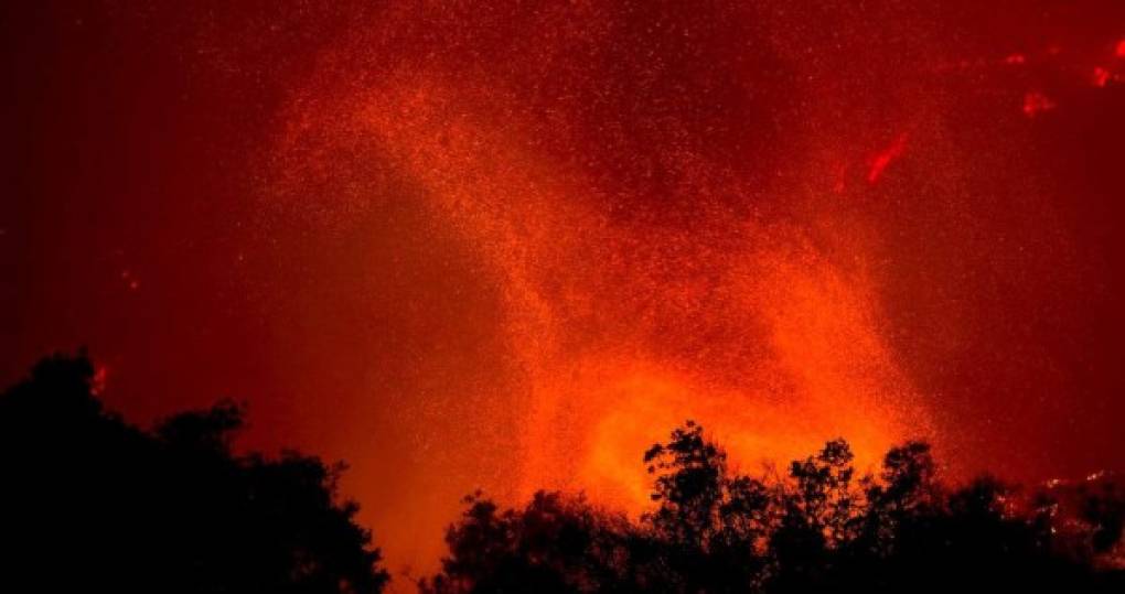 Los devastadores incendios forestales de California siguen dejando imágenes apocalípticas. Un tornado de fuego, conocidos como firenado, ha causado alarma en redes sociales tras viralizarse las imágenes que muestran este extraño fenómeno sobre el Estado Dorado.