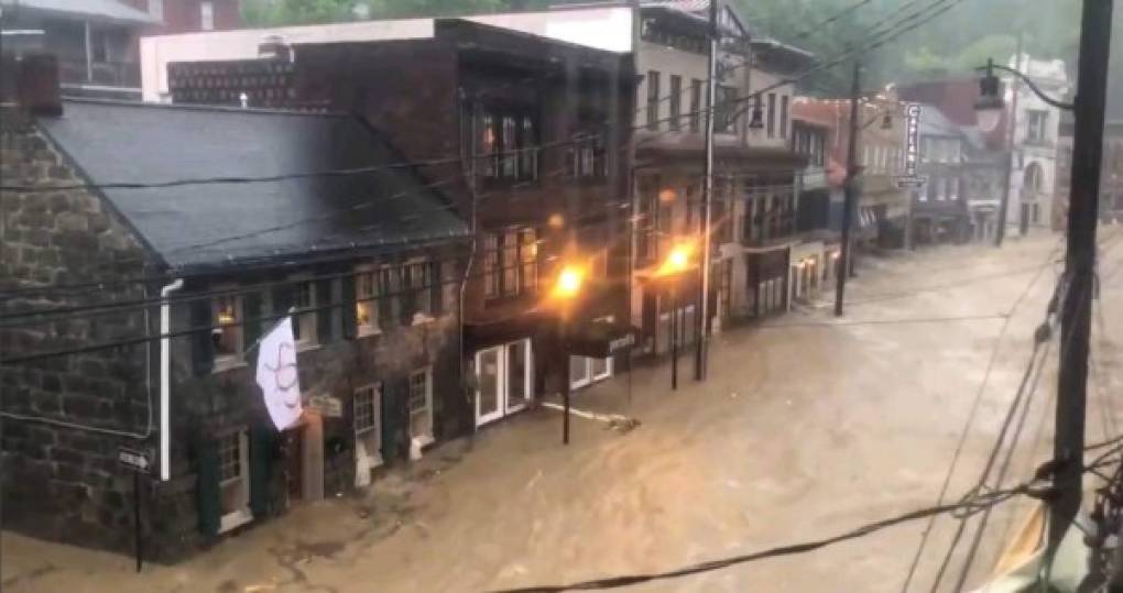 Usuarios en redes sociales compartieron imágenes de las riadas que inundaron repentinamente gran parte de la ciudad.