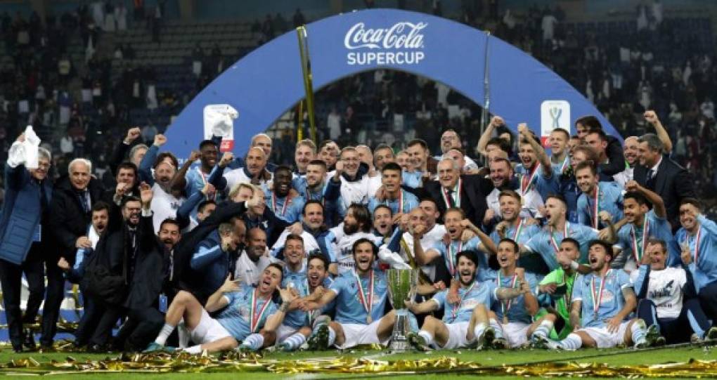 Los jugadores de la Lazio celebrando con el trofeo de la Supercopa de Italia.