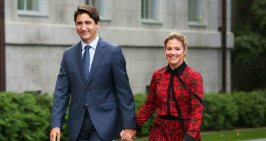 Sophie Gregoire, la esposa del primer ministro de Canadá también dio positivo y permanece en su residencia junto a Justin Trudeau, quien aún no tiene la enfermedad, pasando la cuarentena.<br/>