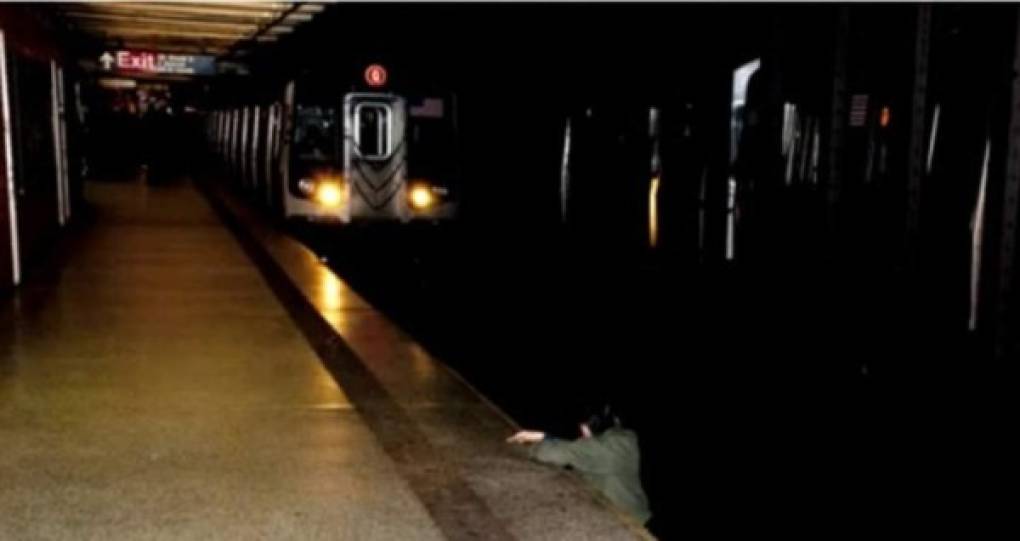 Hombre arrollado en el metro de Nueva York<br/><br/>A diferencia de la imagen de Carter, esta fotografía capturó el perturbador último instante de la vida de un hombre que murió arrollado por el metro de Nueva York en 2012.Umar Abbasi, autor de la polémica fotografía presenció la escena en donde un indigente empujó a las vías del tren a un ciudadano coreano de 58 años llamado Ki Suk Han por haberlo discriminado. La opinión pública lanzó críticas hacia el fotógrafo y al diario New York Post que hizo pública la controversial imagen.<br/><br/>El diario El País de España público una nota en donde Abbasi se confiesa ante The New York Times: 'Estoy siendo injustamente criticado por todos los medios de comunicación y la ciudadanía. Estaba de pie en el andén cuando vi la caída. Nadie ayudó al hombre. Es más, todos empezaron a huir. Vi las luces del metro a lo lejos y fue cuando empecé a disparar flashes para advertir al conductor. Si hubiera podido, le habría ayudado'. El conductor del metro validó la versión del fotógrafo: 'Vi las luces e intenté parar, pero no pude'.