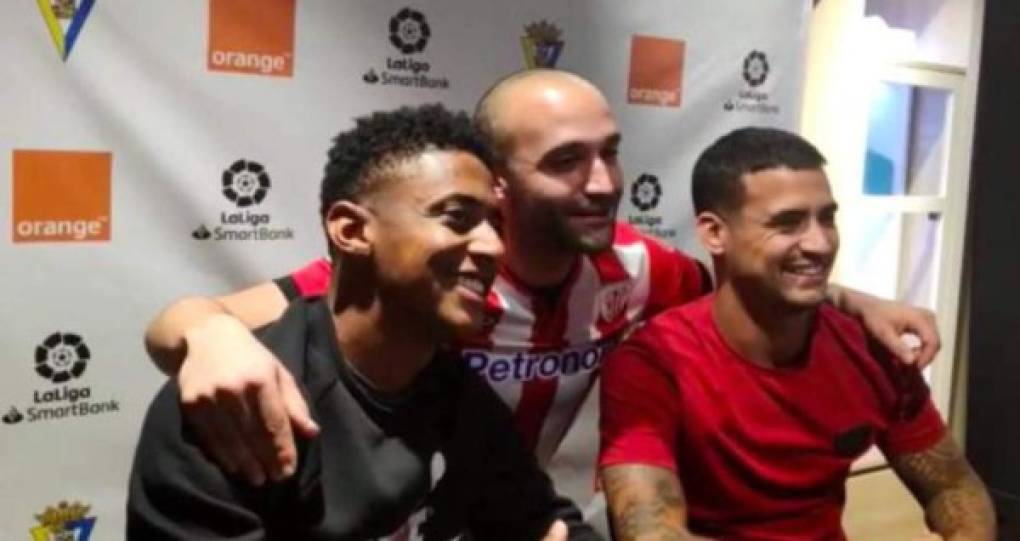 Para sorpresa del Choco Lozano y su compañero Nano, un aficionado llegó con la camiseta del Athletic Bilbao y quiso conocer al atacante hondureño.