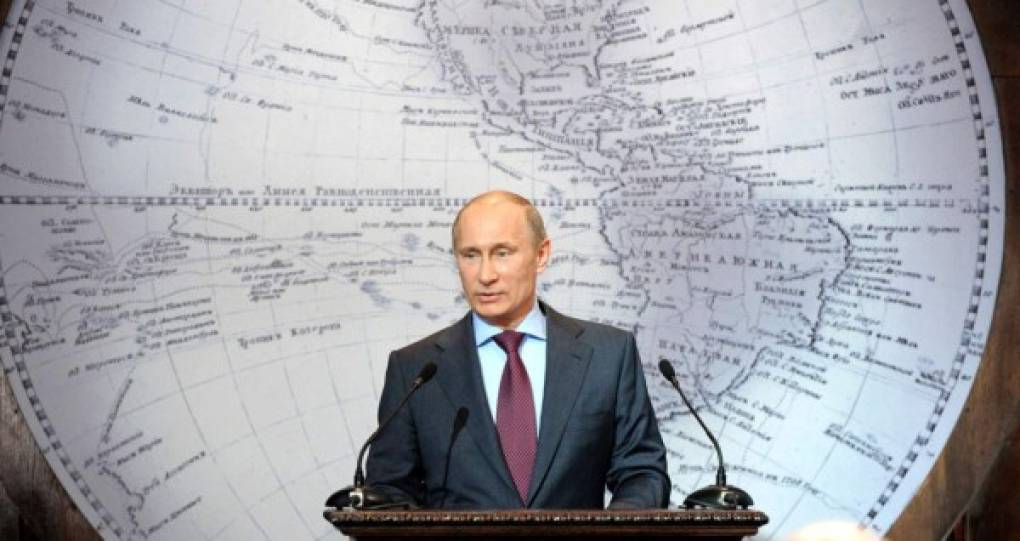 2. Vladimir Putin, el hombre más poderoso del mundo.<br/>ras 16 años al frente de Rusia, Vladimir Putin es considerado como uno de los hombres más poderosos del planeta y uno de los grandes protagonistas de 2016.<br/>Convertido en un líder mundial ambicioso que entiende muy bien el juego de la geopolítica global, Putin optó desde su llegada al poder por una nueva cooperación con Occidente en nombre de un nuevo orden global. Desde entonces ha buscado el reconocimiento de Rusia a la par de EUA. Y la victoria del Brexit en Reino Unido (que debilita a la Unión Europea), aunado a la conquista de Alepo, el último bastión rebelde en Siria, y el triunfo electoral de Donald Trump en Estados Unidos, declarado fiel admirador del mandatario ruso, han hecho de 2016 un año de ensueño para Putin.