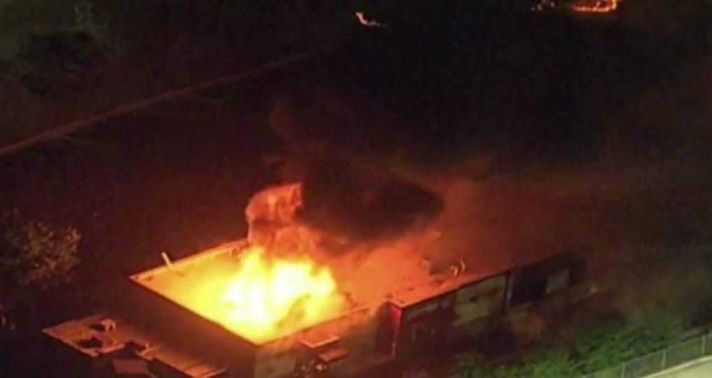 Enfurecidos manifestantes quemaron el local de comida rápida donde se registró la muerte del afroamericano.