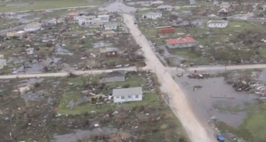 Según informes, al menos 10 personas murieron tras el paso de Irma por el Caribe y la isla de Barbuda quedó 'prácticamente inhabitable'.