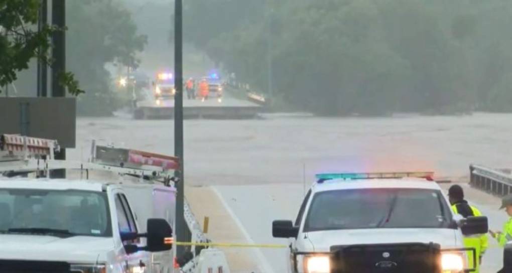 Los mayores estragos se registraron este martes en Marble Falls, donde un enorme torrente rebasó el dique Starcke, arrasando árboles y todo a su paso.