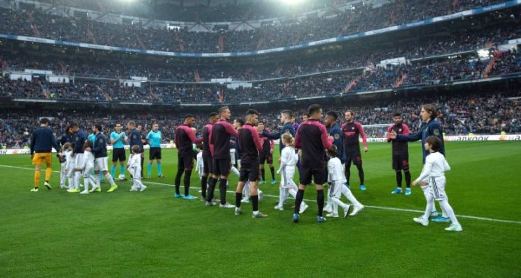 Uno a uno los jugadores del Real Madrid fueron recibiendo aplausos de parte de su rival de turno.