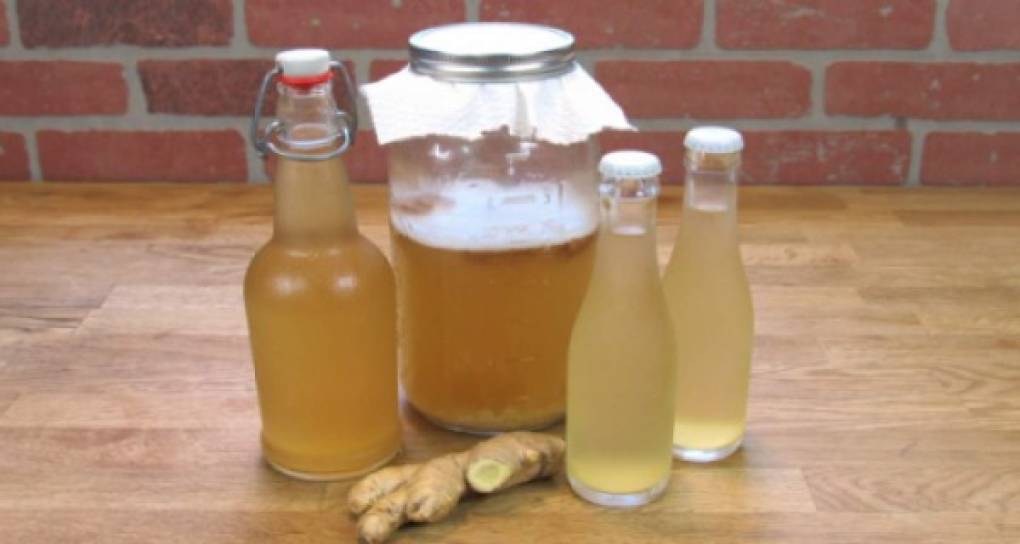 Ingredientes<br/>6 tazas de agua (1,5 litros)<br/>5 cucharadas de jengibre rallado (50 g)<br/>El jugo de 2 limones