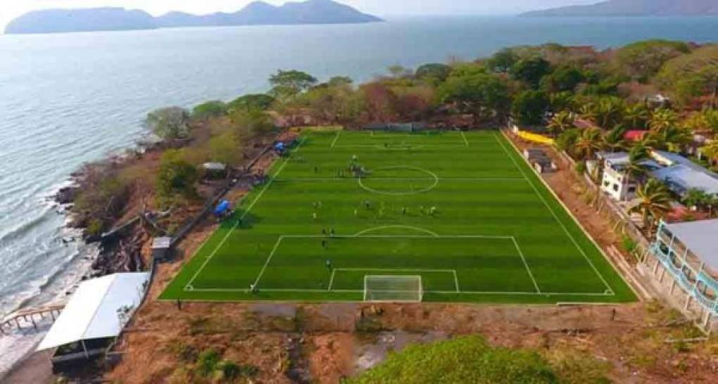 La cancha es de grama sintética y está ubicada en el sector de Barrio Nuevo.