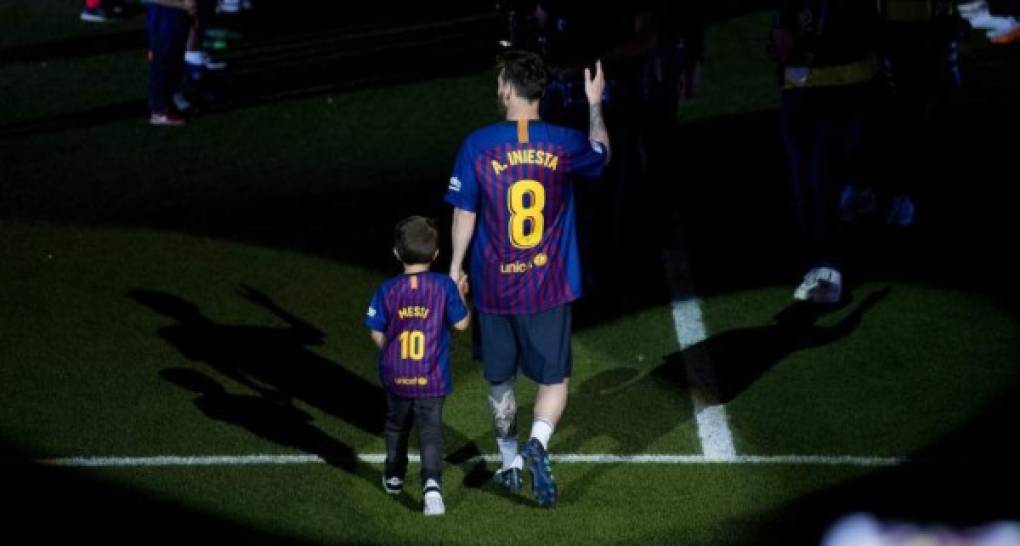 Messi salió después con la camiseta de Iniesta.