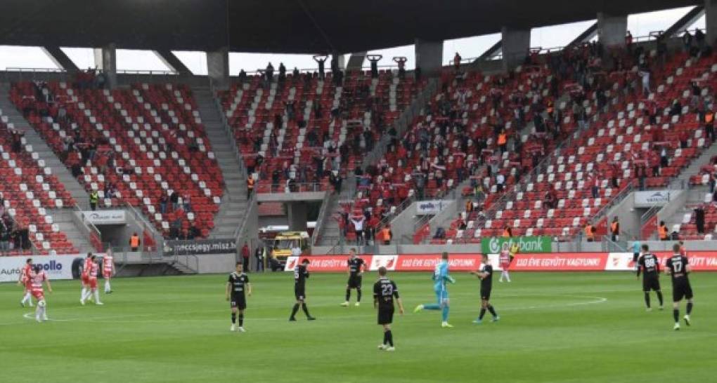 La Federación Húngara de Fútbol (MLSZ) decidió autorizar el regreso a las gradas de los aficionados, a condición de ocupar uno de cada cuatro asientos y dejar además una fila horizontal de separación.