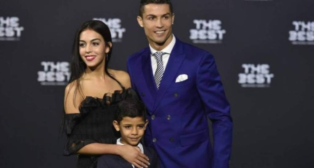 La novia de Cristiano Ronaldo podría trabajar en Italia como modelo si al final el crack luso decide irse del Real Madrid y jugar en la Juve.