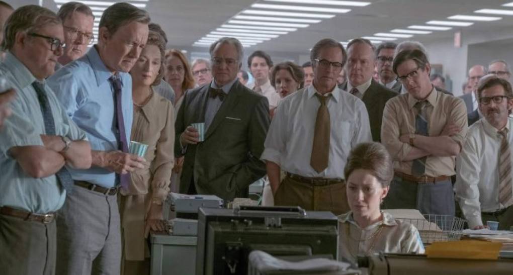 MEJOR PELÍCULA<br/><br/>The Post (Los archivos del Pentágono)<br/><br/>El director del Washington Post Ben Bradlee (Tom Hanks) y la editora Katharine Graham (Meryl Streep) toman la posición en favor de la libertad de expresión, informando sobre los documentos del Pentágono y el encubrimiento masivo de secretos por parte del gobierno que duró cuatro décadas y cuatro presidencias estadounidenses. <br/><br/>La cinta de Steven Spielberg cuenta con dos nominaciones incluida la de mejor actriz para Meryl Streep.<br/><br/>Calificación 88% Rotten Tomatoes- 7.4/10IMDb