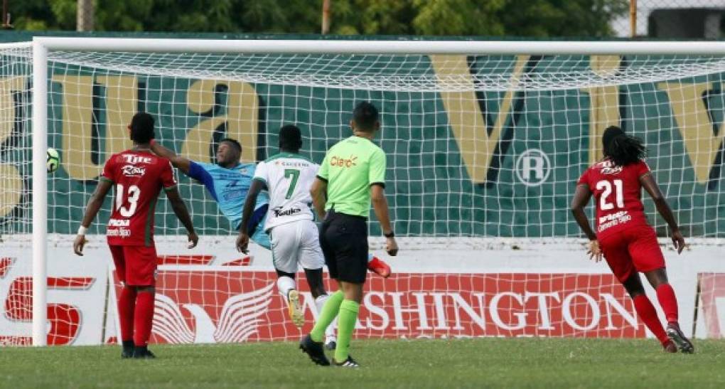 El portero John Bodden no pudo detener el tiro libre de Kevin Arriaga y adornó la foto del golazo con su volada.