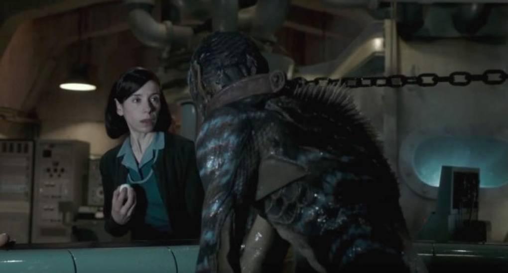 The Shape of Water<br/><br/>El Thriller fantástico ambientado en la Guerra Fría, sigue a una trabajadora (Sally Hawkins) que se encuentra con un extraño hombre anfibio atrapado en el laboratorio para el que trabaja, y a quien ayudará a escapar tras enamorarse de él. <br/><br/>La cinta de Guillermo del Toro sumó en total 13 nominaciones, entre ellas: mejor director, mejor actriz para Sally Hawkins y mejor actor de reparto para Richard Jenkins, mejor actriz de reparto para Octavia Spencer.<br/><br/>Calificación 7.9/10IMDb- 92% Rotten Tomatoes