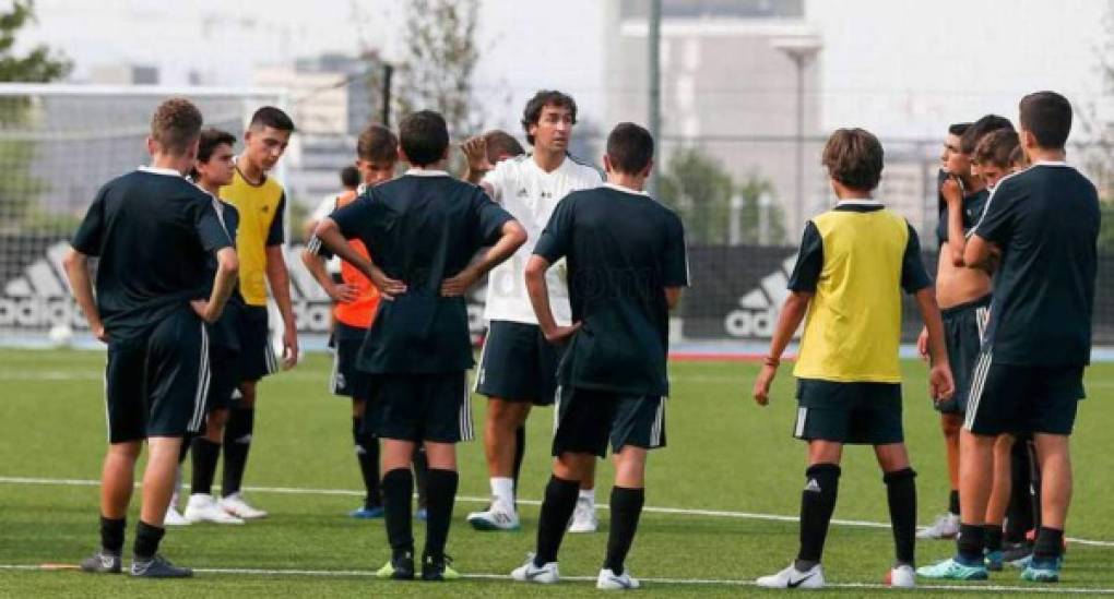 Raúl González llegó al Real Madrid con la consigna de trabajar en el proyecto de las divisiones menores. Desde que el exdelantero asumió la dirección técnica del Real Madrid Castilla las reglas cambiaron y hoy han sido reveladas por el Diario Marca de España.