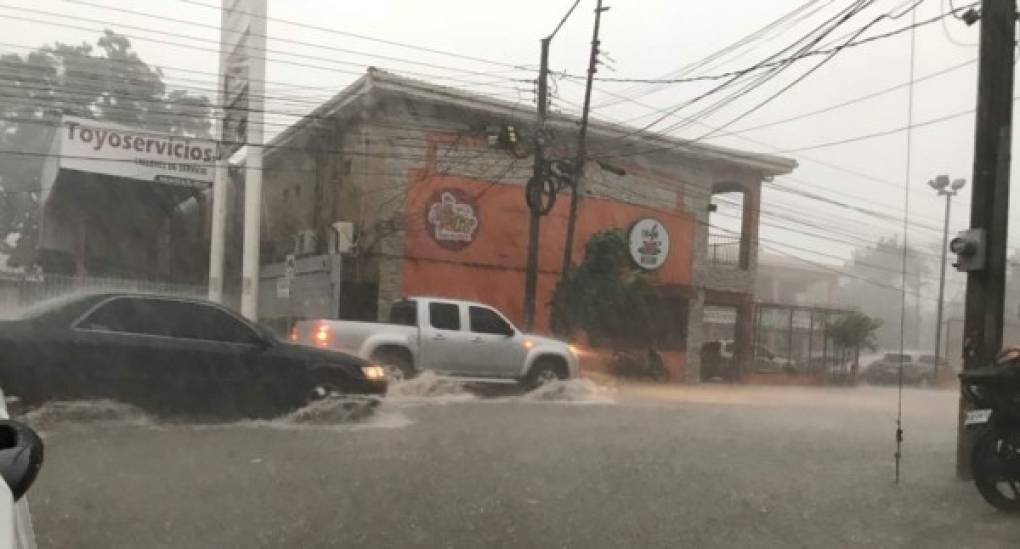 En San Pedro Sula la lluvias inundaron la Tercera Avenida.