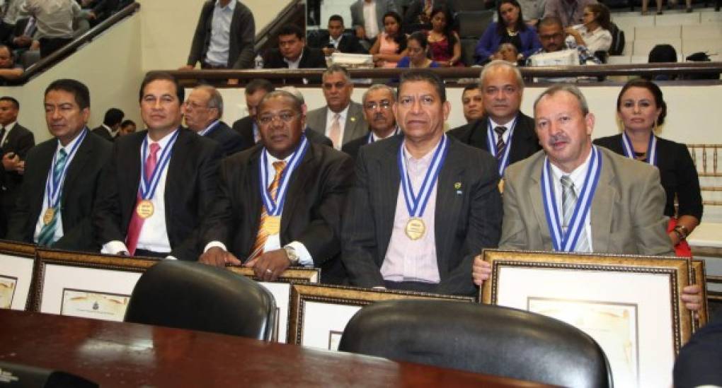 Los periodistas galardonados con los premios parlamentarios 2015. Armando Villanueva, Juan Carlos Sierra, Ricardo Beneditt, Óscar Calona y Efraín Salgado.