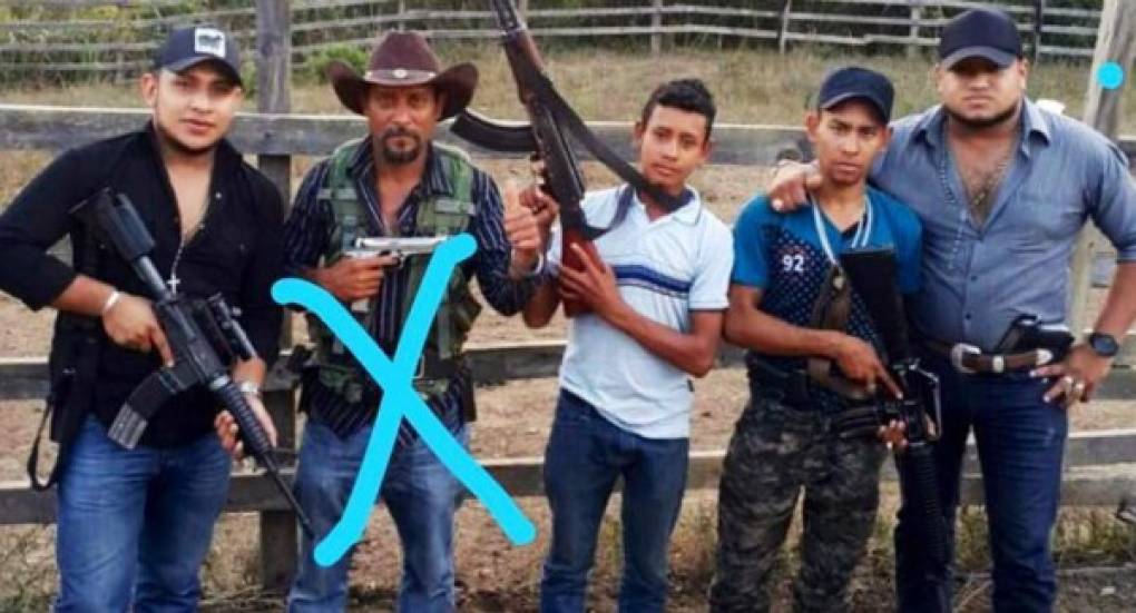 Los miembros de la banda conocida como 'Los Padilla' poseía armas prohibidas de grueso calibre, entre ellas fusiles Ak47 y M16. Fotos facilitadas por la Policía Nacional. Fotos que circulan en redes sociales.