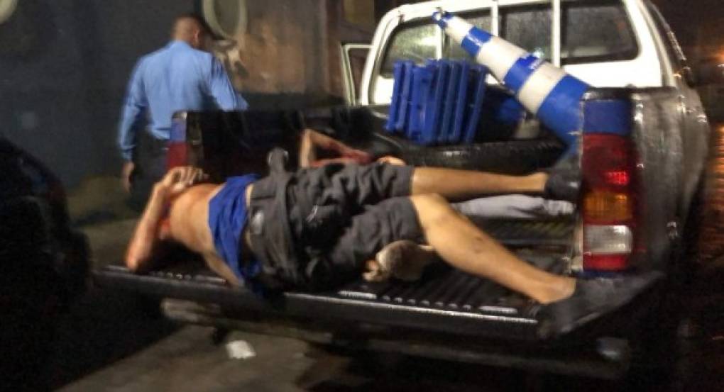 La Policía Nacional confirmó el fallecimiento de tres aficionados luego de que barras de ambos clubes protagonizaron una batalla campal en las calles de Tegucigalpa.