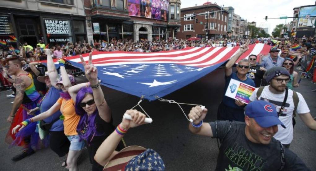 People celebrate the 48th annual Gay and Lesbian Pride Parade on June 25, 2017 in Chicago, Illinois. / AFP PHOTO / Kamil Krzaczynski