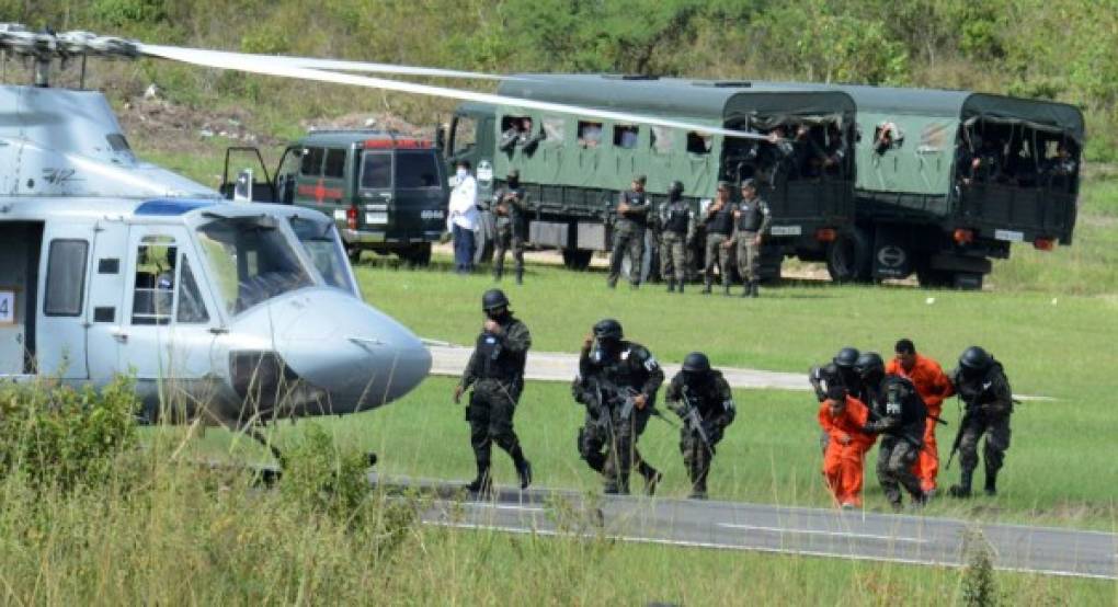 Un grupo de integrantes de pandillas reclusos de la Penitenciaría Marco Aurelio Soto fueron trasladados este lunes hacia otros centros penales de máxima seguridad.