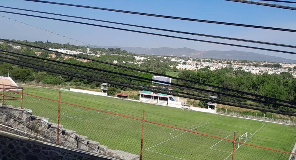 Los alambres corroídos por el óxido debido al paso del tiempo, cubren la bonita cancha del estadio Mariano Matamoros de la ciudad de Xochitepec, Morelos donde la Selección de Honduras hará sus entrenamientos en tierras mexicanas.